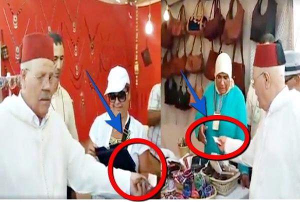 أيام بعد الخطاب الملكي : سياسي " كيفرق الفلوس بالعلالي " على المشاركين في معرض للصناعة التقليدية بالحوز (الفيديو)