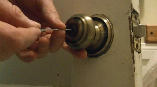 كويتية ضربها صديقها وحبسها في الحمام.. تتنازل عن البلاغ لأنها "تحبه"!