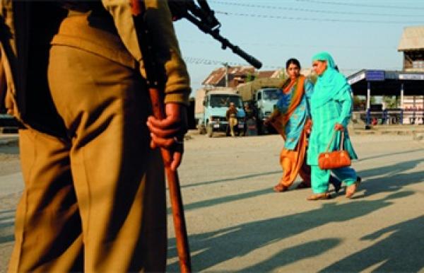 3 مهندسات من الهند يبتكرن جهازا للحماية من الجرائم الجنسية