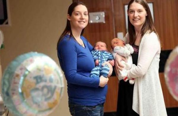 شقيقتان توأم تحملان وتضعان مولوديهما في اليوم نفسه