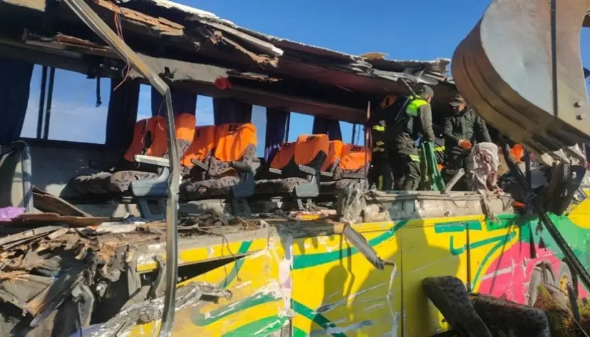 حادث مروع في بوليفيا: سقوط حافلة في وادٍ يودي بحياة 31 شخصًا