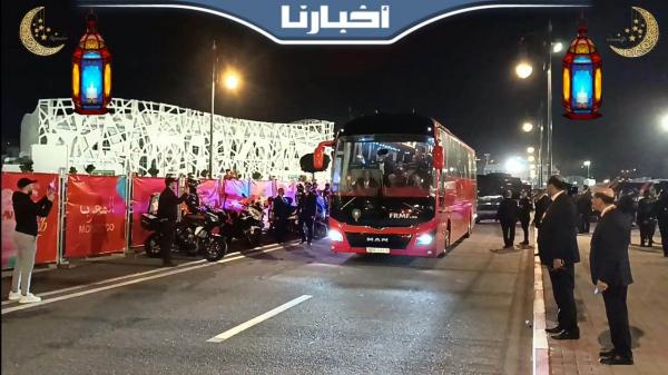 لحظة مغادرة حافلة أسود الأطلس ملعب طنجة في اتجاه مطار ابن بطوطة