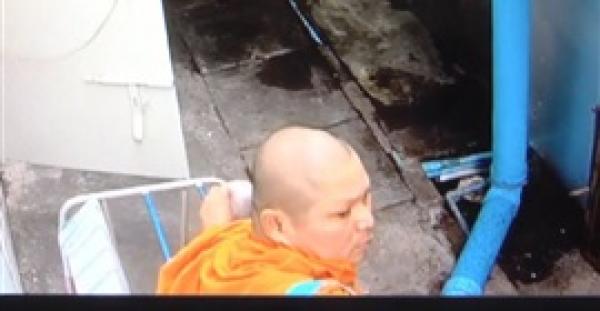 راهب بوذي يسرق ملابس داخلية نسائية(فيديو)