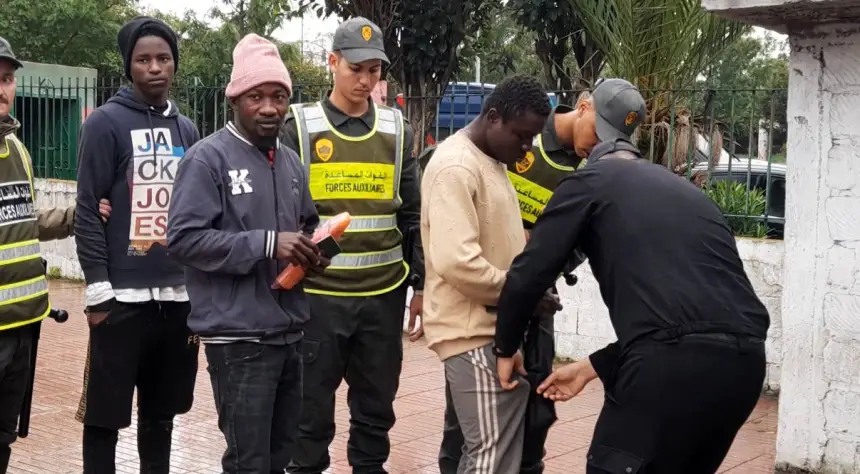 تفتيش أمني دقيق لمهاجرين أفارقة خلال عملية ترحيلهم من الدار البيضاء