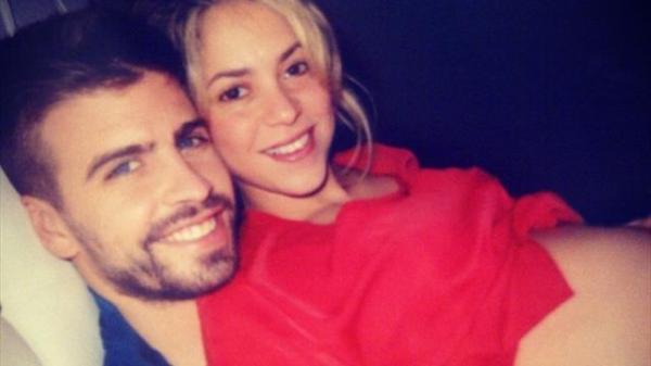 شاكيرا تكشف عن "بطنها" مع بيكيه