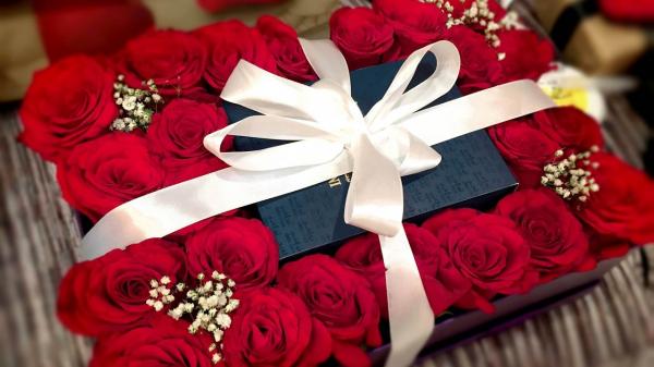 الله يعطينا زهرها...مغربي يفاجئ زوجته بهدية خيالية (فيديو)