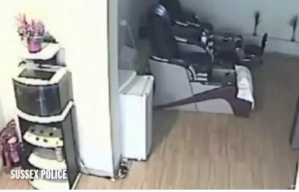 بالفيديو: رجل يحرق محله ليقتل زوجته وطفله