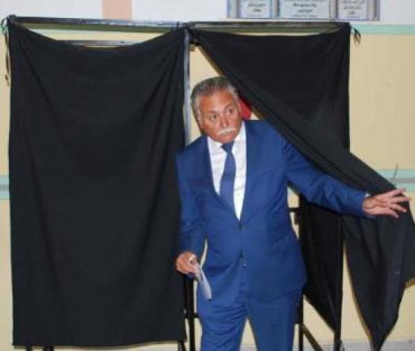 لهذا السبب بنعبد الله يحتج بشدة أمام مدخل مركز للاقتراع