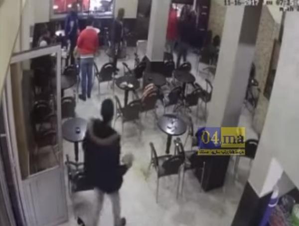 مشرمل دخل لمقهى بشارع الهراويين بسباتة و بدا كيشير بالكيسان على ناس و مكملها رجع بالليل لكاميرات