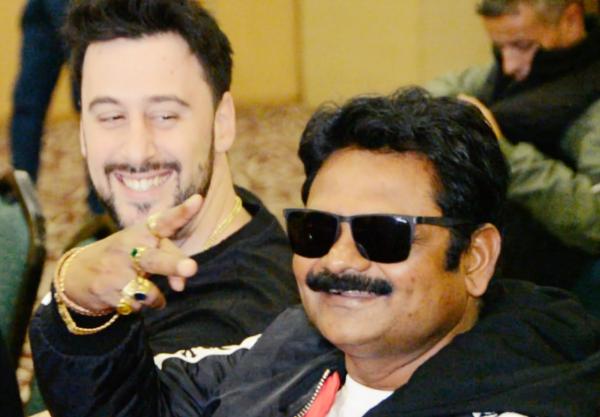 الهندي "JUST SUL" جابوه باش يحتفل مع المغاربة بـ "المسيرة الخضراء" شوه أبو زعير في المباشر..وها أش قال على المغربيات