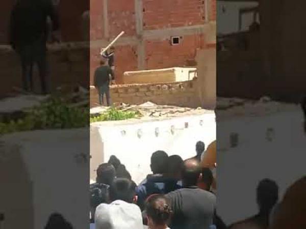 مثير بالفيديو:طفل يعتدي على شرطي بهذه المدينة