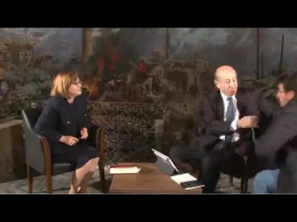 مذيع تركي شهير يضرب زميله  على الهواء مباشرة (فيديو)