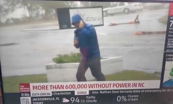 شوهة .. مراسل يمثّل على أساس وجود رياح قوية أثناء إعصار فلورنس ورجلان يفسدان المشهد