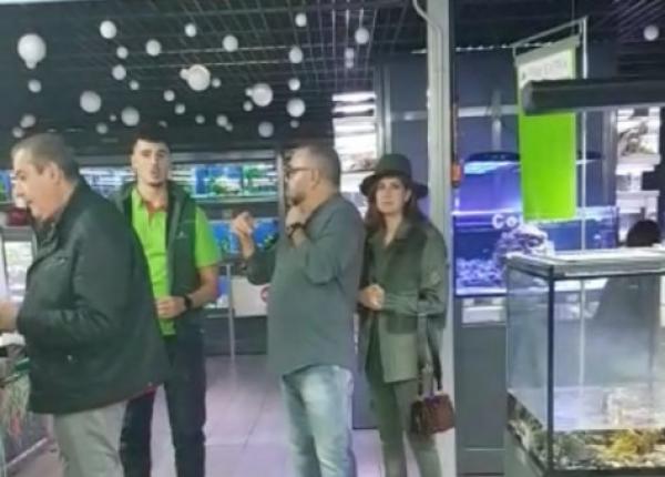 بحضور الملك .. هكذا تصرفت للا سلمى مع شخص كان يصورهما بالهاتف (فيديو)