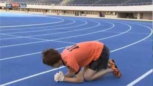 شاهد...أسرع رجل يجري على أربع!