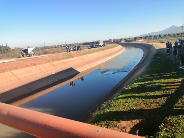 سقوط سيارة خفيفة بقناة مائية وهكذا نجا صاحبها بأعجوبة