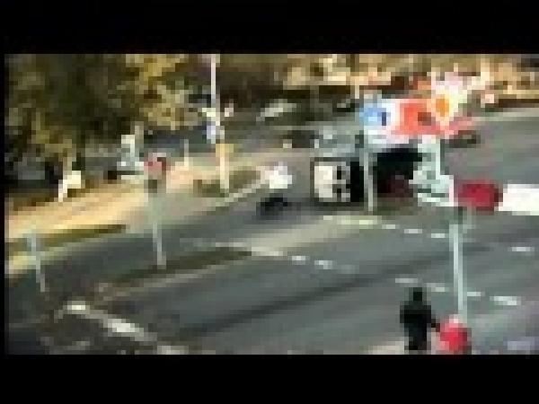 كاميرا مراقبة تصور نجاة سائق سيارة من موت محقق 