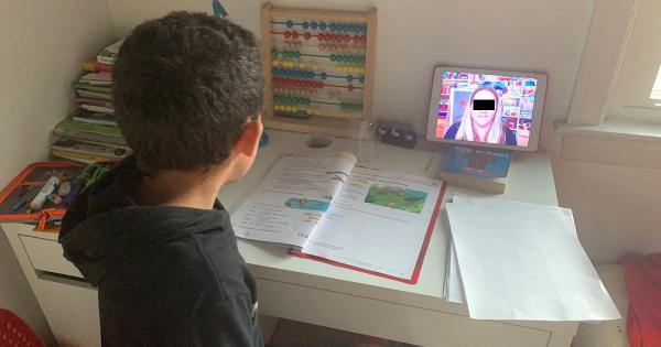 الأساتذة غاضبون بسبب إدراج "إلزامية التعليم عن بعد" ضمن واجباتهم بعد الكشف عن مشروع النظام الداخلي للمؤسسات