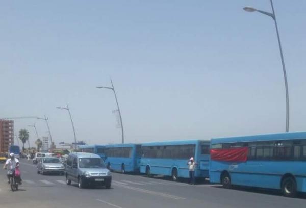 بالفيديو... سائقون ببني ملال يدخلون في اضراب مفتوح عن العمل ويستنكرون الحافلات المهترئة المتهالكة