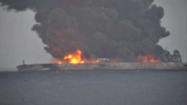 لحظة غرق سفينة نفط عملاقة بعد انفجارها في نيجيريا(فيديو)