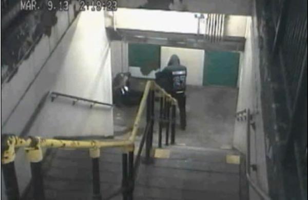 شاهد: لص يهاجم امرأة ..بلا رحمة!