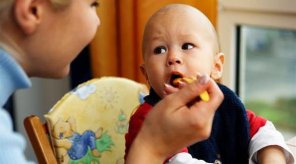 كيفية تقديم أولى الوجبات الصلبة للرضع