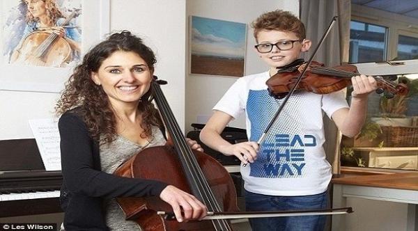 بالفيديو: طفل يتحدى الصمم بالعزف على 4 آلات موسيقية