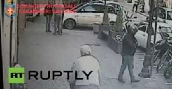 بالفيديو.. لص  يطلق النار على المارة لسرقة سيارة أموال