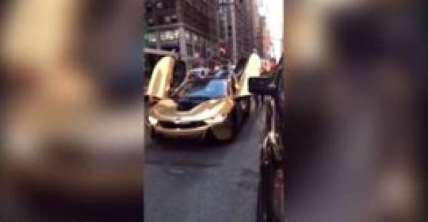 شابان ثريان يعرقلان الطريق من اجل التقاط صورة مع سياراتهما الفارها لكن المفاجأة