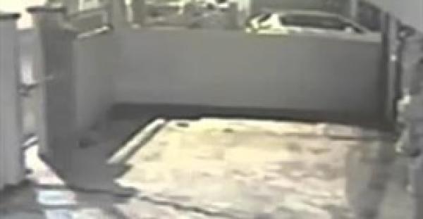 بالفيديو : أب يترك ابنته الصغيرة ويهرب بعد تعرضه لسطو مسلح