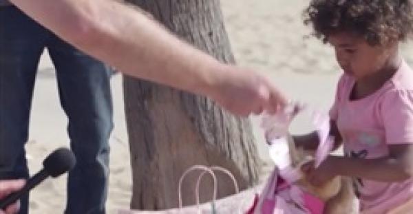 عيد ميلاد مميز لطفلة مشردة (فيديو)