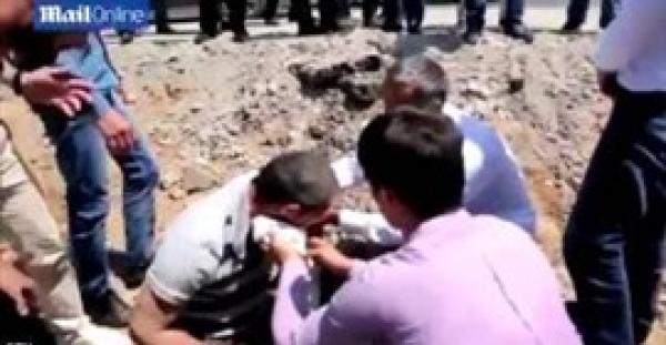 بالفيديو.. لحظة طيران رجل من سيارته بعد انقلابها