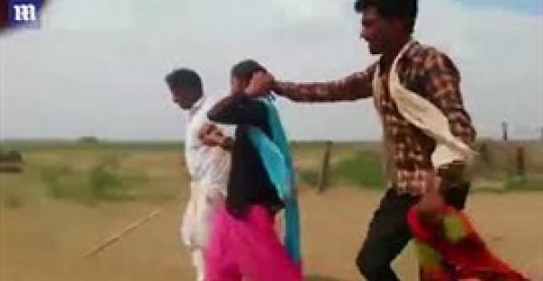 بالفيديو والصور.. لحظة اختطاف مراهقة لإجبارها على الزواج أمام أعين والدتها