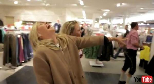 الروسية ماريا شارابوفا تنفجر بالضحك على صديقها