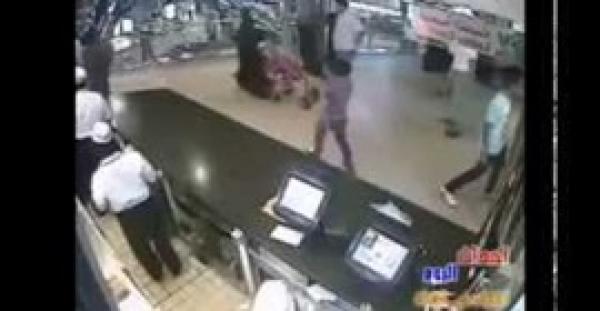 بالفيديو.. مصري يلقن سعوديا علقة ساخنة في أشهر مطاعم المملكة