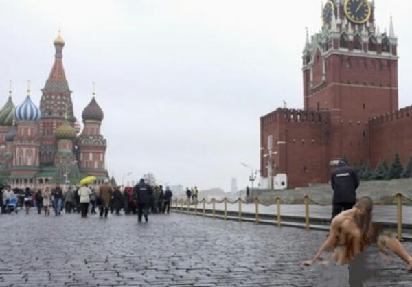رسام روسي يقدم على تسمير خصيتيه في الأرض
