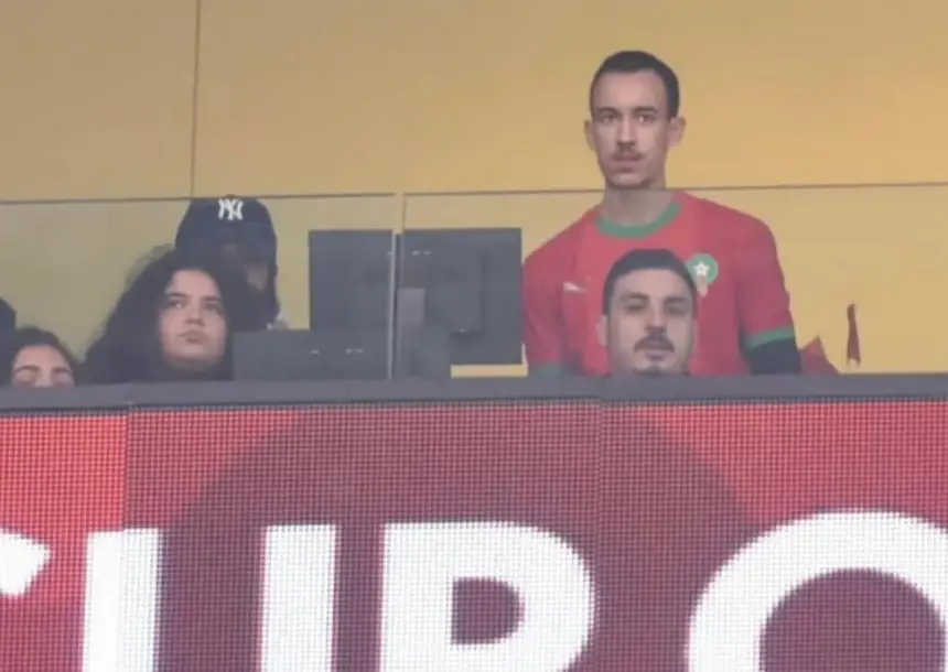 الأمير مولاي الحسن يساند الفريق الوطني أمام نيجيريا مرتديا قميص الأسود