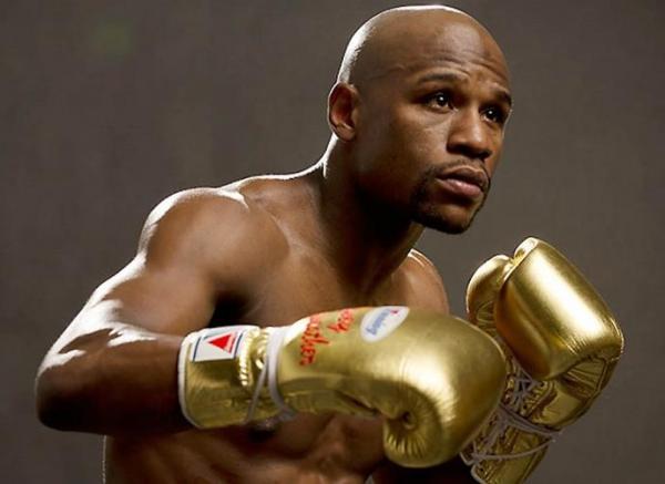 بالصور: ملاكم أمريكي يتباهى بأمواله وأسطول سياراته أمام معجبيه