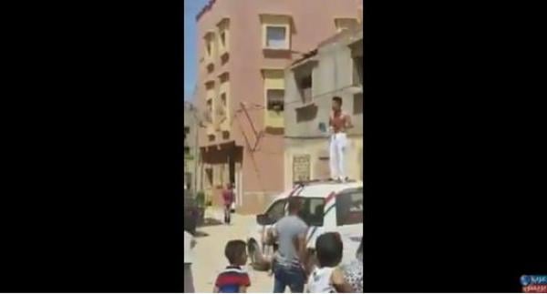 مشرمل طالع فوق سيارة ديال الشرطة و محيح