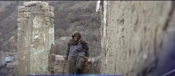 مسنة عمرها 92 عاما تنتظر وحيدة في قرية مهجورة عودة ابنها(فيديو)