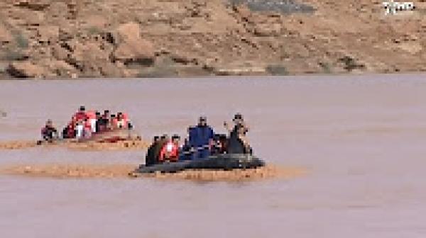 استخدام الزوارق لنقل المحاصرين بعد فيضان وادي الساقية الحمراء