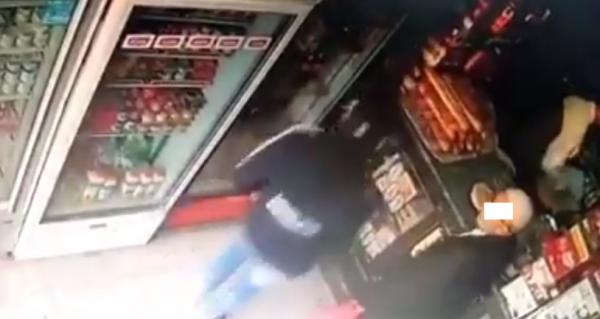 اعتقال المجرم الذي ظهر في فيديو يسرق حقيبة فتاة داخل محل بقالة