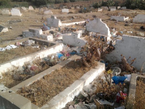 سيدي قاسم : مطرح عشوائي للأزبال يهدد مقبرة بالجماعة القروية زيرارة
