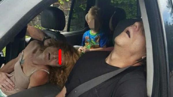 صورة هزت أمريكا .. وفاة  أبوين  أمام عيني طفلهما الصغير بسبب جرعة هيروين قاتلة !