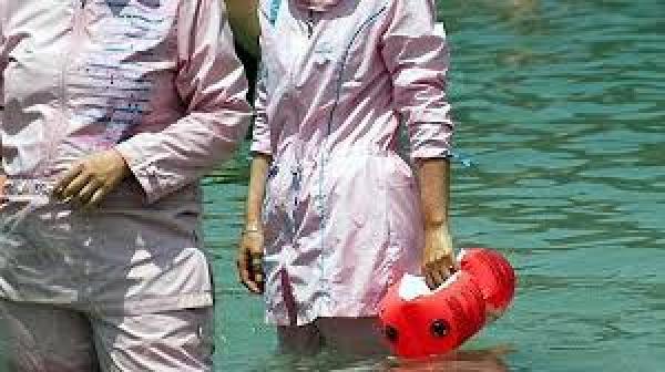 فرنسا : تغريم مسلمة تكاليف تنظيف حمام سباحة لارتدائها “البوركيني”