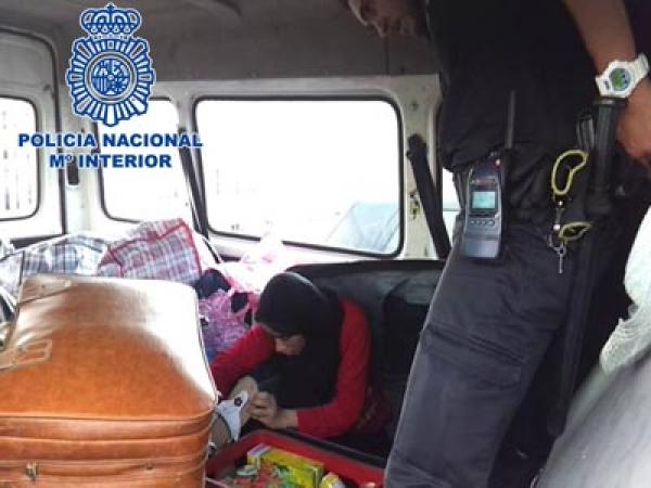 بالصور : اعتقال مغربي بميناء الجزيرة الخضراء حاول تهجير شاب و فتاة داخل حقائب للامتعة 