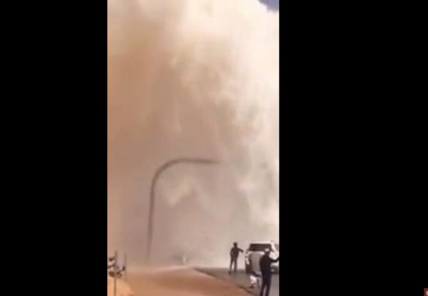 بالفيديو: "نافورة" ضخمة تنتج عن انفجار خط مياه