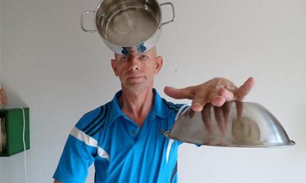 يتحول إلى مغناطيس بشري يجذب المعادن بجسده