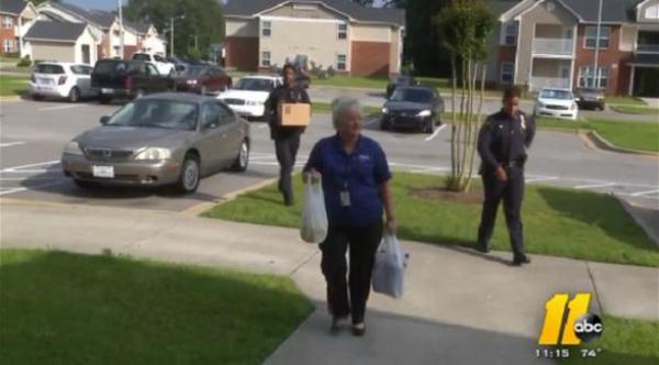  الشرطة الأمريكية تساعد رجلا ثمانينيا بسبب جوعه (ماشابل) 