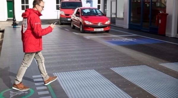 ممر مشاة ذكي يحذر مستخدمي الهاتف أثناء عبورهم الشارع